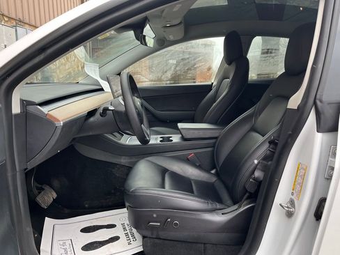 Used 2022 Tesla Model Y Long Range image 18