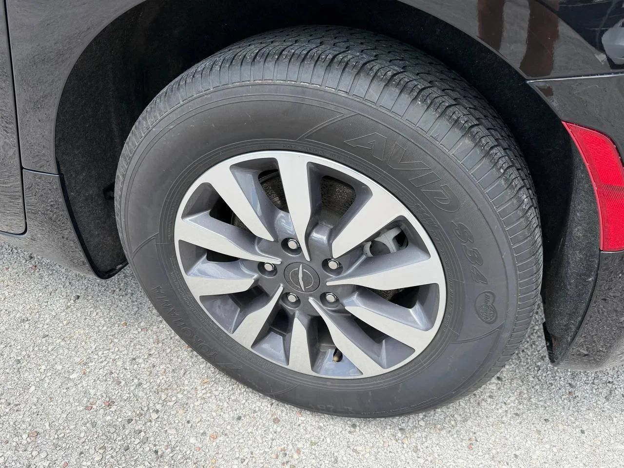 Used 2024 Chrysler Pacifica Limited FWD image 8