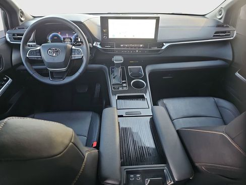 Used 2025 Toyota Sienna XLE Woodland Edition image 20