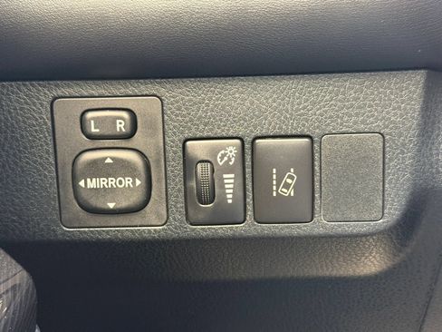 Used 2018 Toyota RAV4 SE AWD/4WD image 31