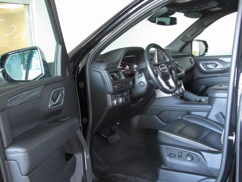 Used 2024 GMC Yukon XL SLT w/ SLT Luxury Package image 9