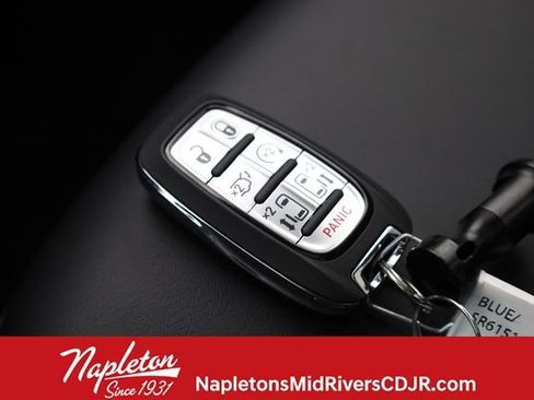 Used 2025 Chrysler Pacifica Select image 30