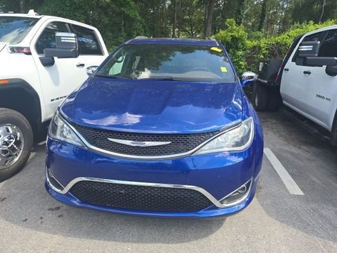 Used 2020 Chrysler Pacifica Limited w/ Tire & Wheel Group FWD image 2