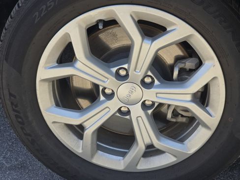 Used 2024 Jeep Compass Latitude AWD/4WD image 8