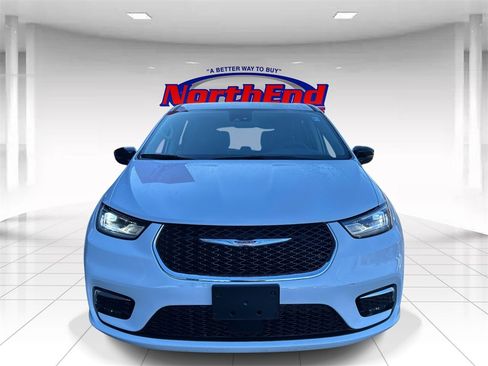 Used 2024 Chrysler Pacifica Touring-L image 8