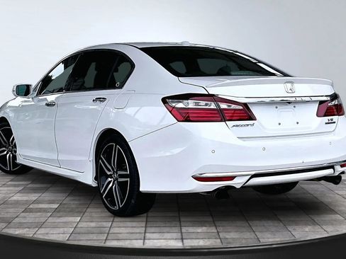Used 2016 Honda Accord Touring image 4