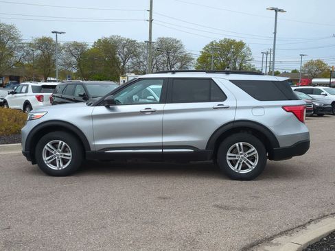 Used 2023 Ford Explorer XLT w/ Equipment Group 202A AWD/4WD image 5