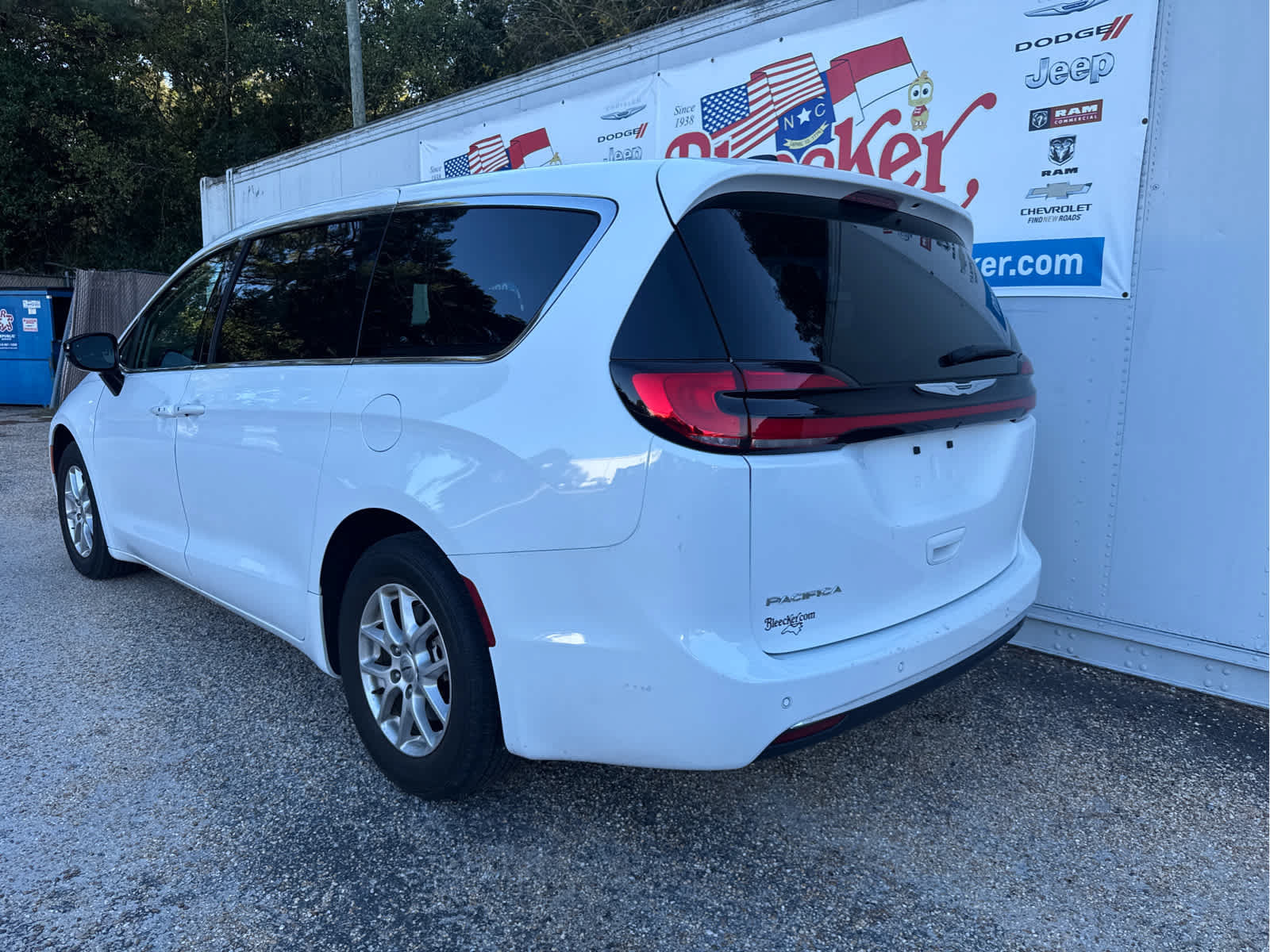 Used 2024 Chrysler Pacifica Touring-L FWD image 8