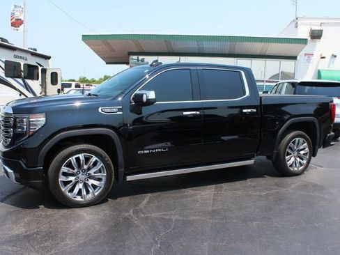Used 2022 GMC Sierra 1500 Denali w/ Technology Package AWD/4WD image 3