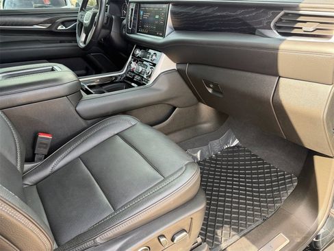 Used 2021 GMC Yukon XL Denali w/ Denali Premium Package image 12