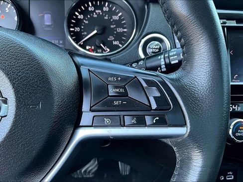 Used 2018 Nissan Rogue SV image 11