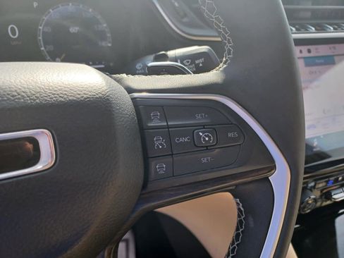 Used 2023 Jeep Grand Cherokee L Limited w/ Luxury Tech Group II image 16