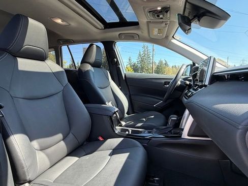 Used 2024 Toyota Corolla Cross XLE w/ Convenience Package image 30