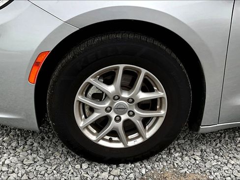 Used 2024 Chrysler Pacifica Touring-L FWD image 6