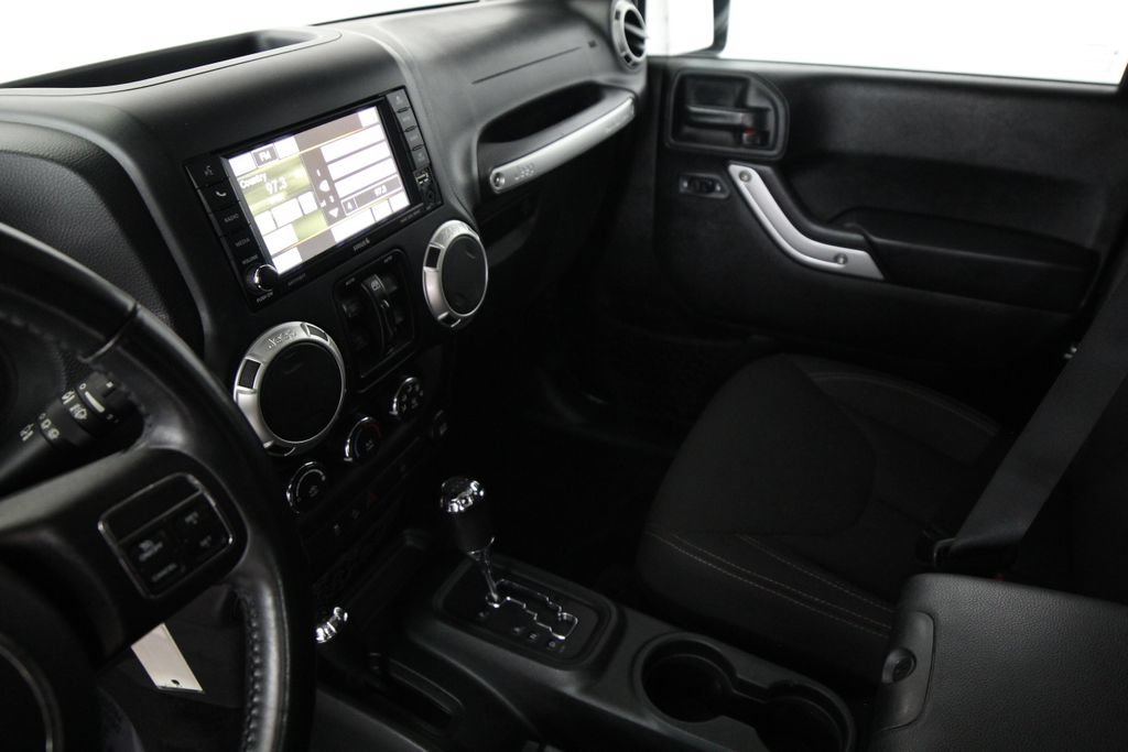 Used 2018 Jeep Wrangler Unlimited Sahara AWD/4WD image 18