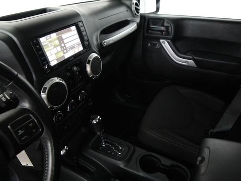 Used 2018 Jeep Wrangler Unlimited Sahara AWD/4WD image 18