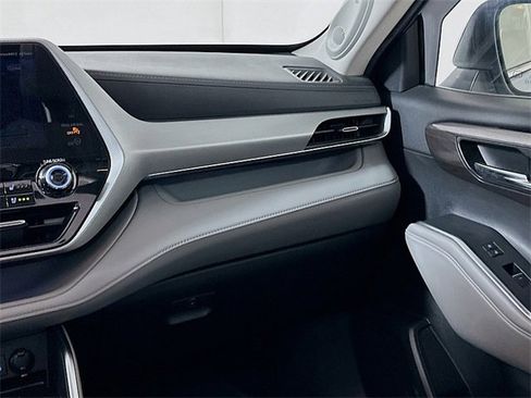 Used 2022 Toyota Highlander Platinum image 25