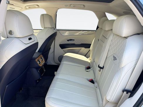 Used 2023 Bentley Bentayga Plug-In Hybrid AWD/4WD image 25