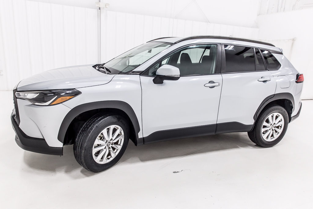 Used 2022 Toyota Corolla Cross LE FWD image 3