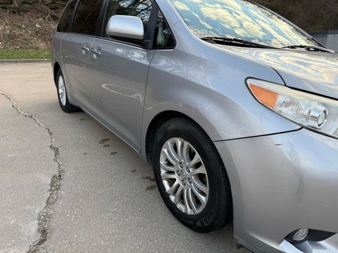 Used 2015 Toyota Sienna XLE image 4