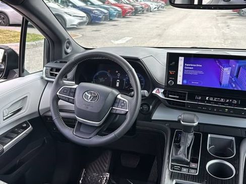 Used 2025 Toyota Sienna XSE w/ XSE Plus Package FWD image 15