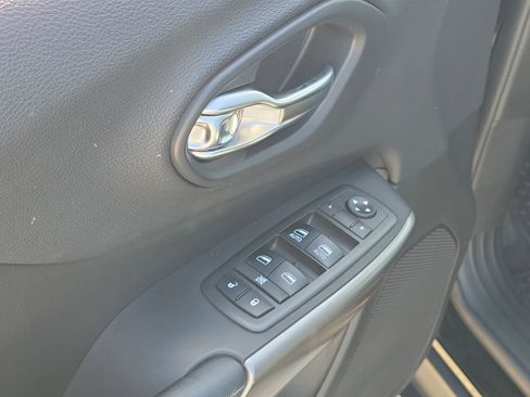 Used 2019 Jeep Cherokee Latitude Plus w/ Cold Weather Group AWD/4WD image 21