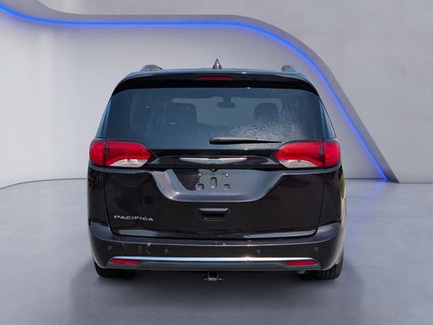 Used 2018 Chrysler Pacifica Touring-L FWD image 8