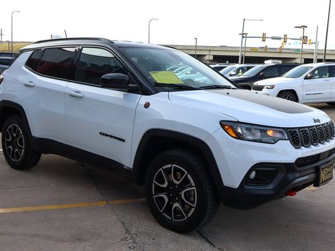 Used 2024 Jeep Compass Trailhawk image 4