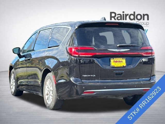Used 2024 Chrysler Pacifica Touring-L FWD image 4