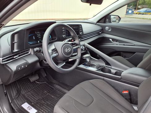Used 2025 Hyundai Elantra Hybrid FWD image 12