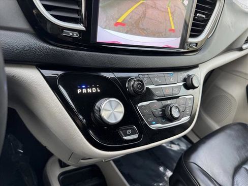 Used 2023 Chrysler Pacifica Touring-L FWD image 15