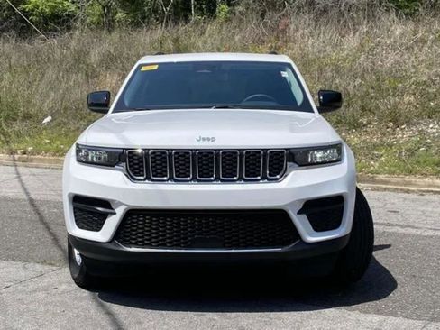 Used 2023 Jeep Grand Cherokee Laredo AWD/4WD image 2