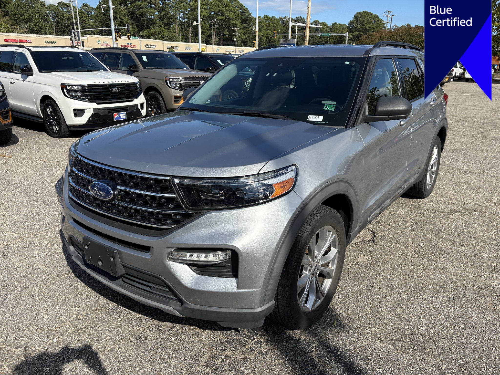 Certified 2021 Ford Explorer XLT w/ Equipment Group 202A AWD/4WD image 1