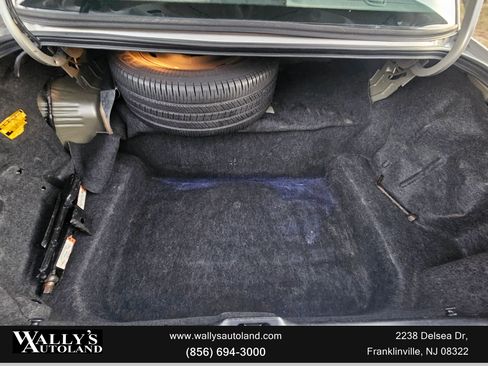 Used 2003 Ford Crown Victoria LX image 2