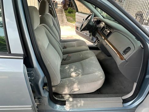 Used 2005 Ford Crown Victoria RWD image 24