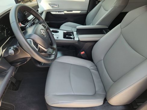 Used 2026 Toyota Sienna XLE FWD image 15
