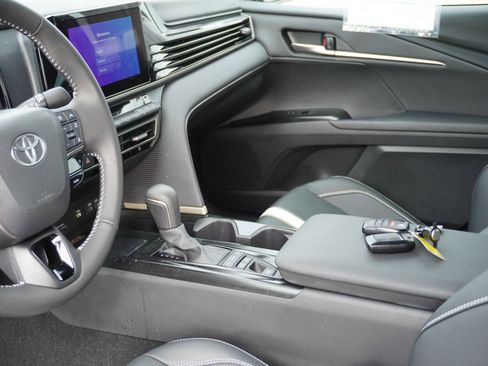 Used 2025 Toyota Camry SE w/ Convenience Package image 20