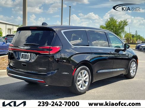 Used 2026 Chrysler Pacifica Limited FWD image 6