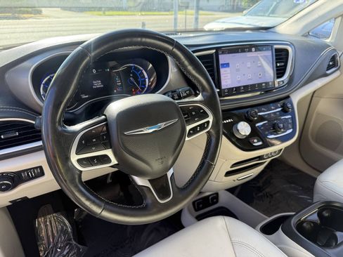 Used 2021 Chrysler Pacifica Touring-L FWD image 12