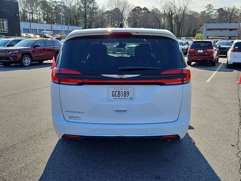 Used 2024 Chrysler Pacifica Touring-L image 7