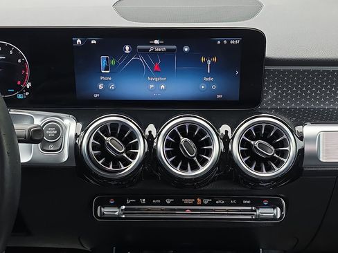Used 2025 Mercedes-Benz GLB 250 4MATIC image 23