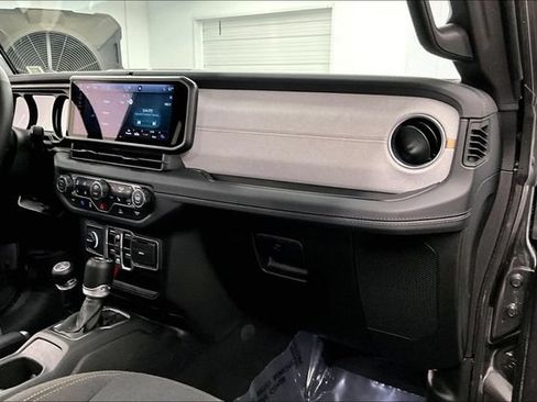 Used 2025 Jeep Wrangler Unlimited Sahara AWD/4WD image 20