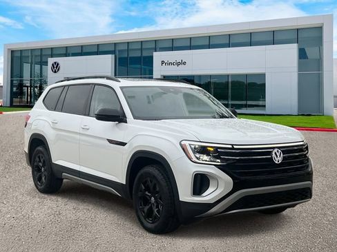 New 2026 Volkswagen Atlas Peak Edition image 2