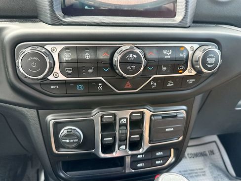 Used 2021 Jeep Wrangler Unlimited Sahara w/ Cold Weather Group AWD/4WD image 17
