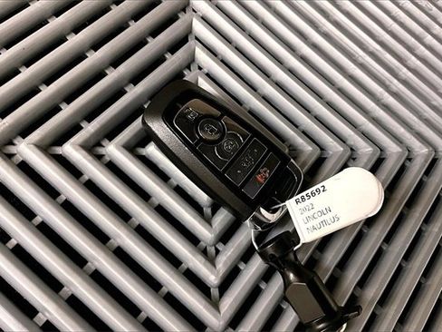 Used 2022 Lincoln Nautilus Reserve w/ Monochromatic Package image 9