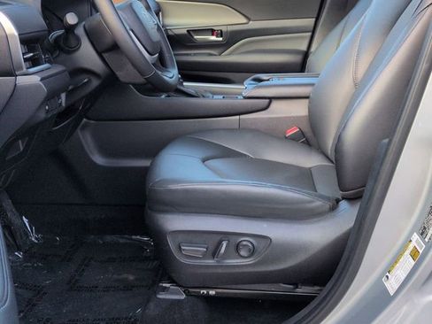 Used 2025 Toyota Grand Highlander AWD image 12