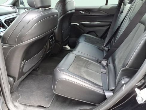Used 2025 Jeep Grand Cherokee Altitude AWD/4WD image 17