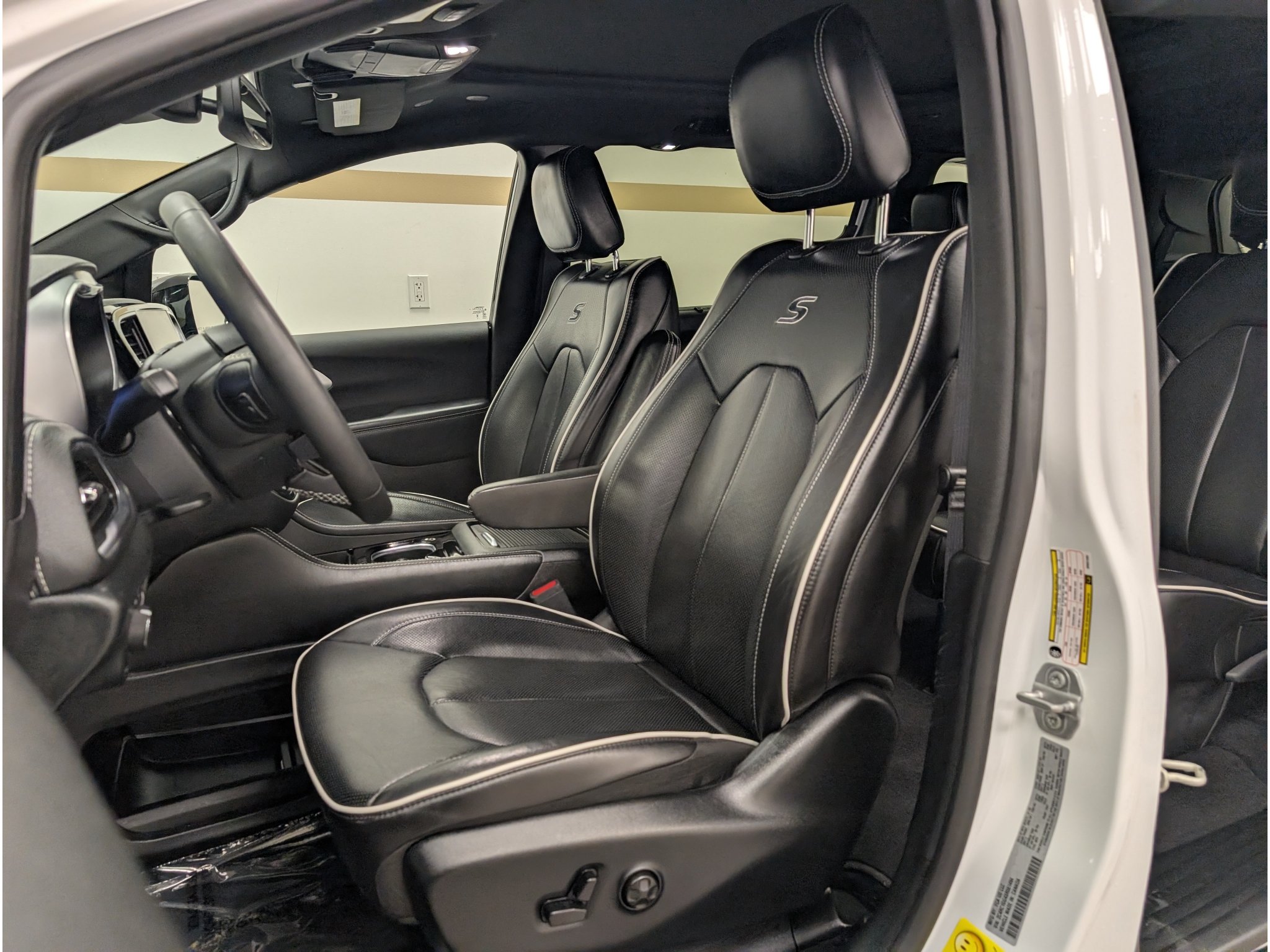 Used 2025 Chrysler Pacifica Limited FWD image 7