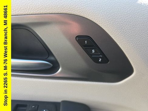 Used 2023 Chrysler Pacifica Touring-L FWD image 14