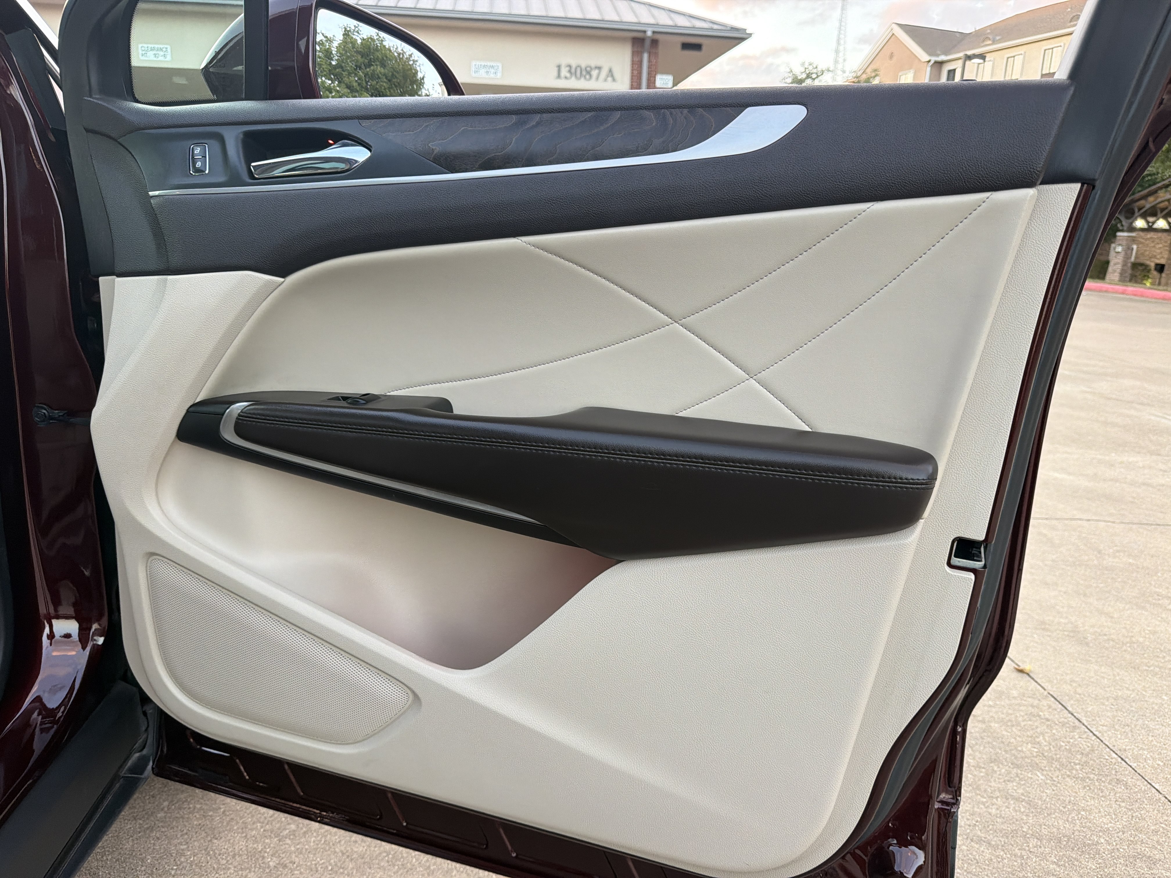 Used 2019 Lincoln MKC Reserve w/ MKC Climate Package FWD image 9